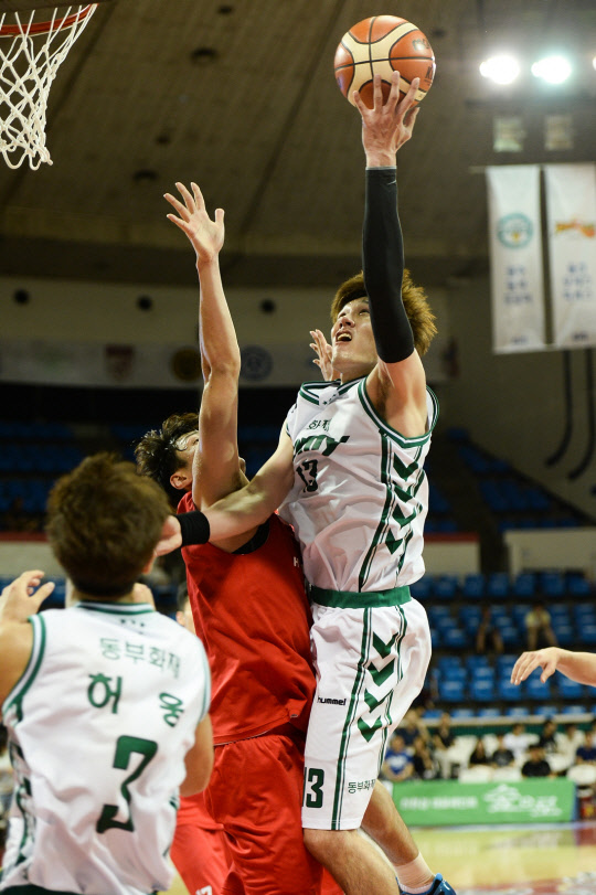 24일 잠실 학생체육관에서 열린 원주 동부와 울산 모비스와의 '2016 프로-아마 최강전' 16강전에서 동부 윤호영이 모비스 선수들의 수비를 피해 골밑 슛을 시도하고 있다. 사진=KBL 제공